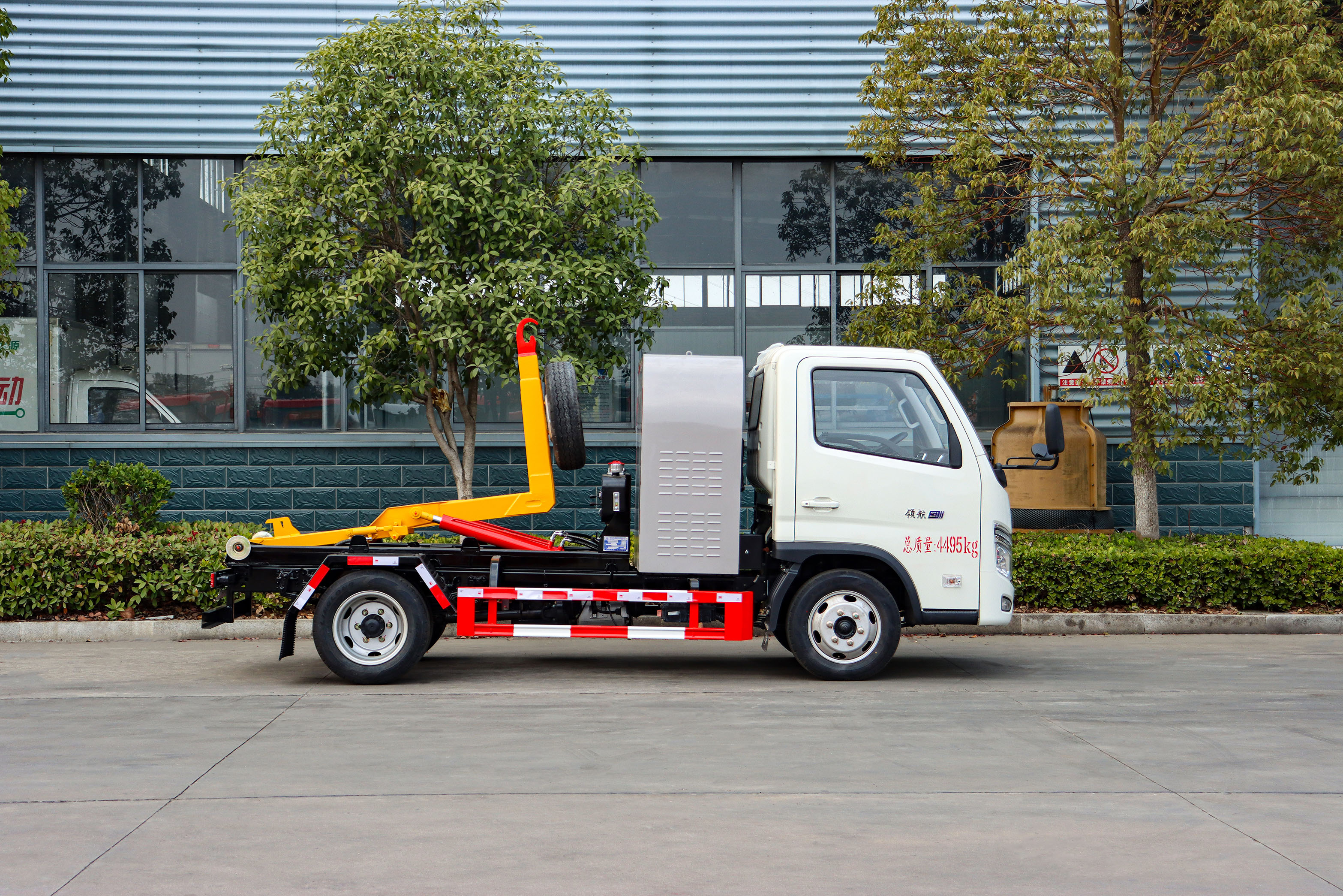 福田領(lǐng)航2.5方純電動(dòng)車(chē)廂可卸式垃圾車(chē)圖片3