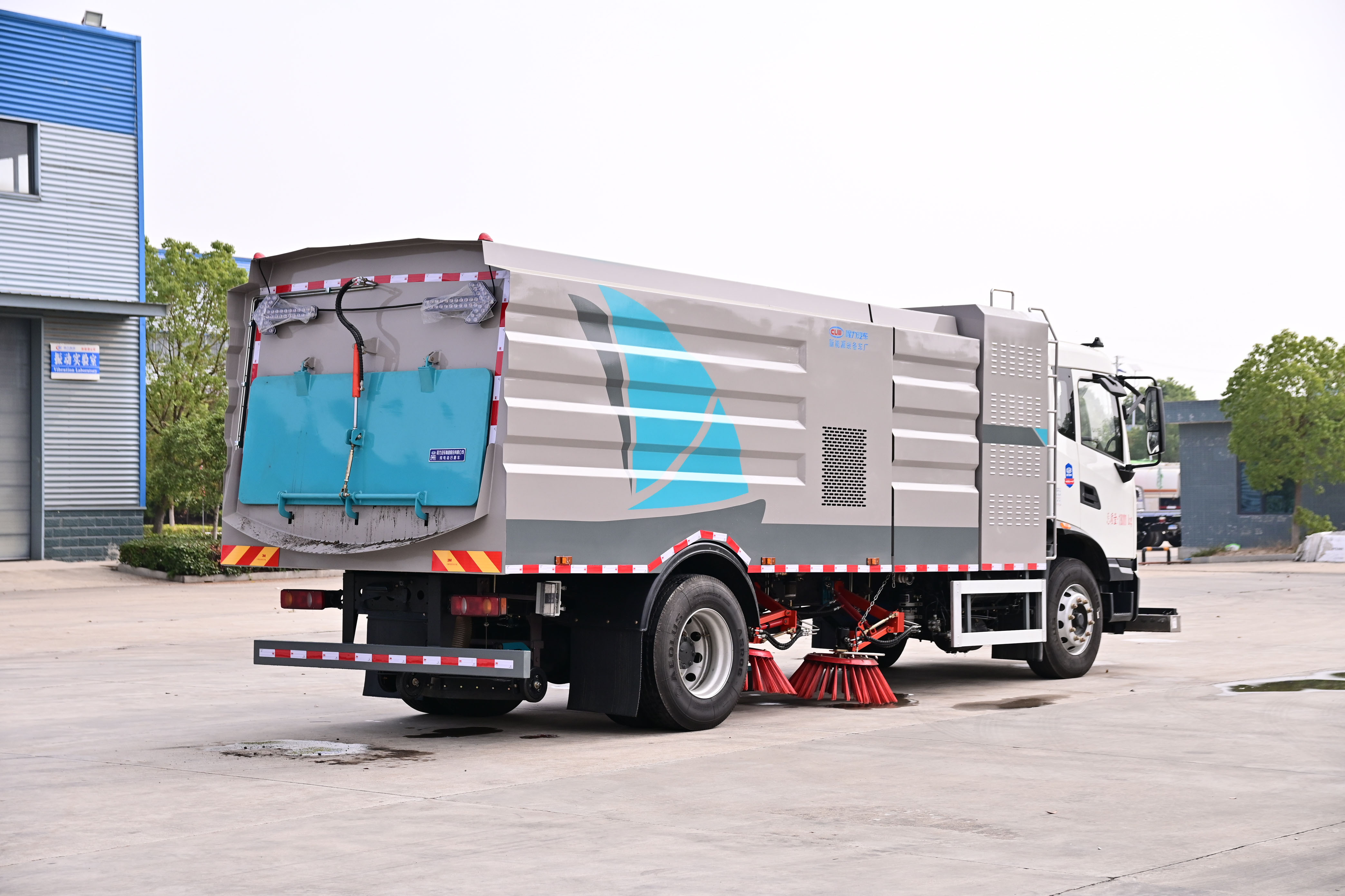 東風(fēng)天錦純電動12方掃路車加裝機(jī)場專用圖片4