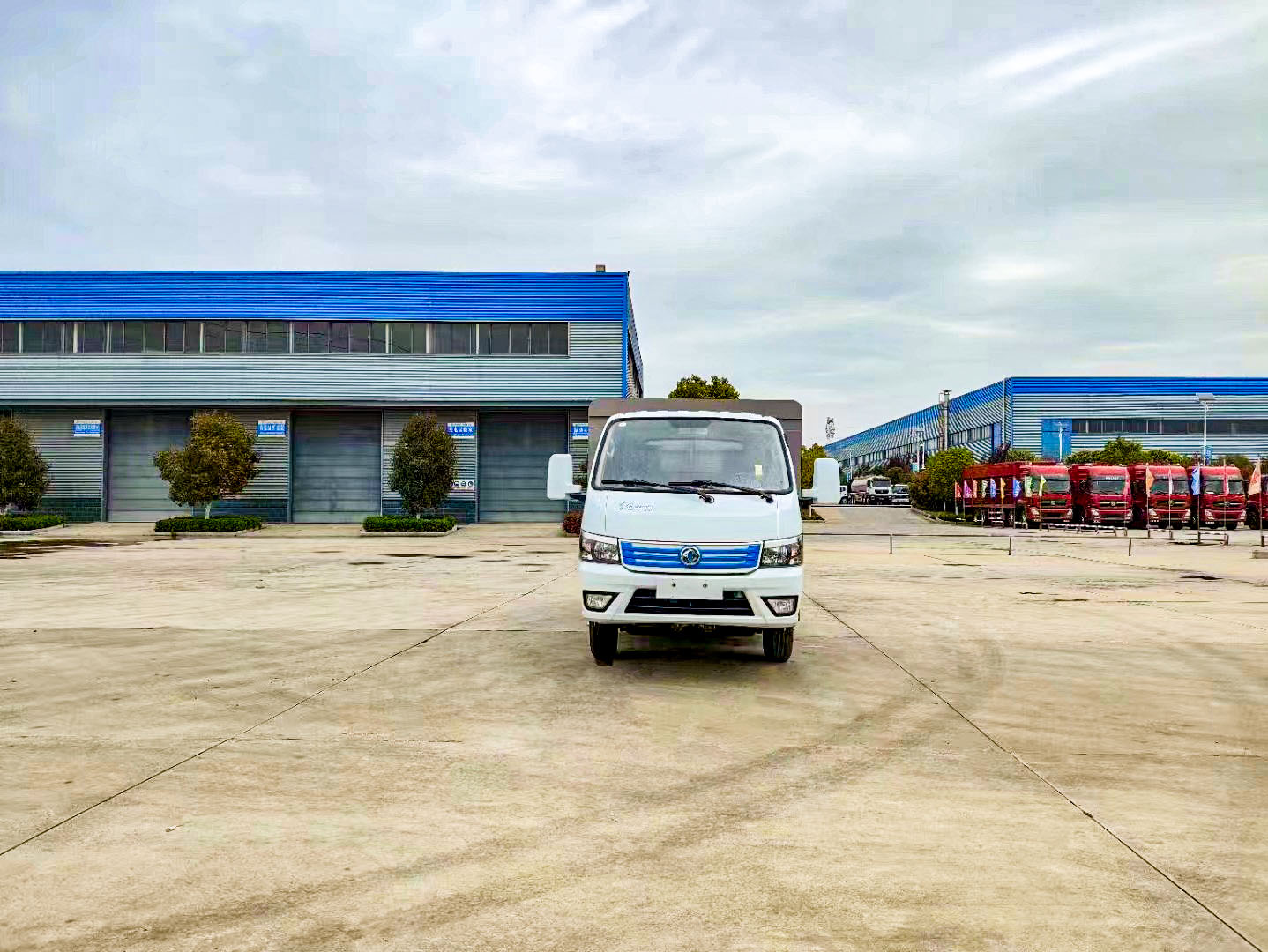 東風途逸4.5噸純電動桶裝垃圾車圖片2