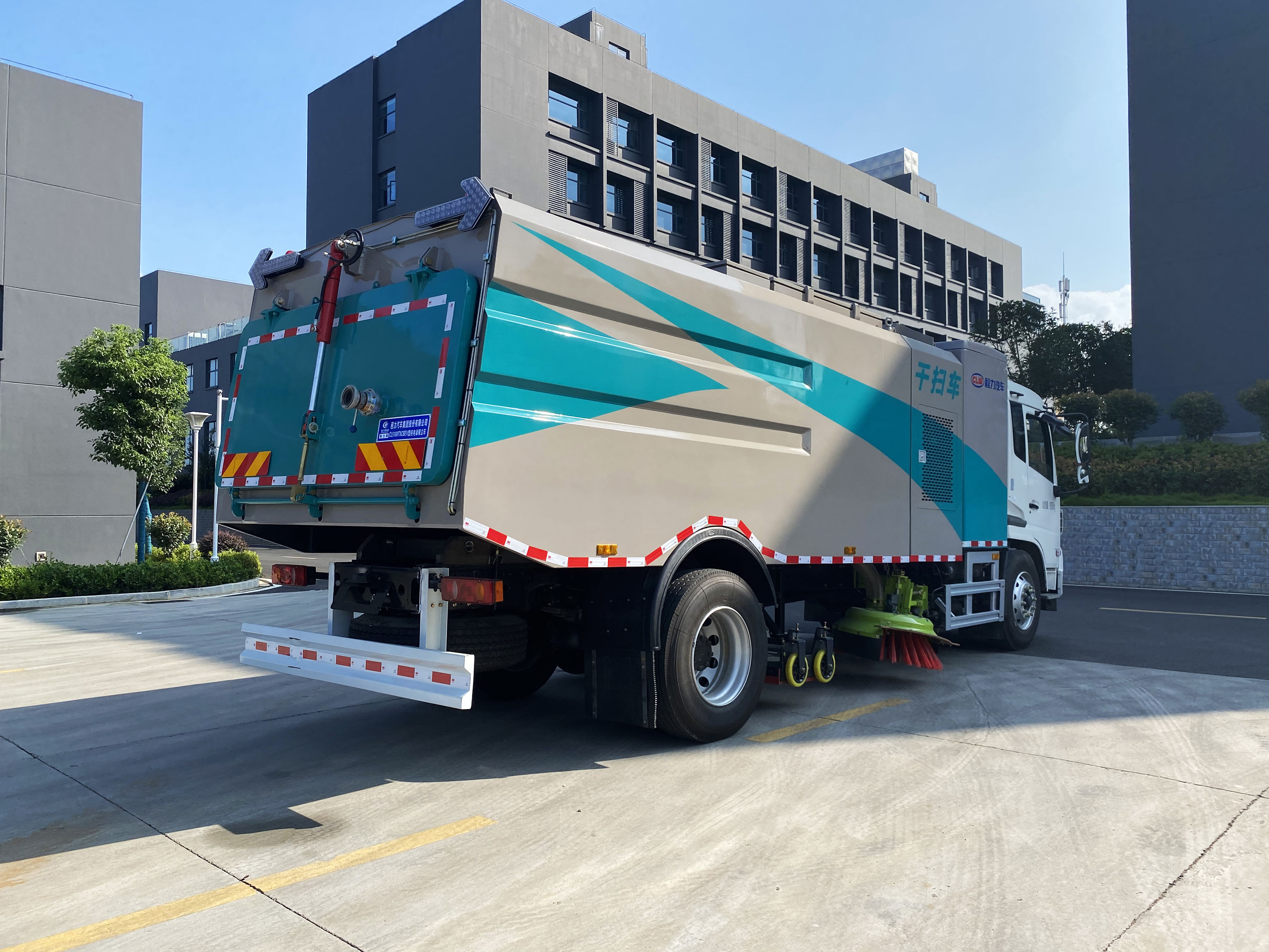 東風(fēng)天錦純電動多功能洗掃車圖片4