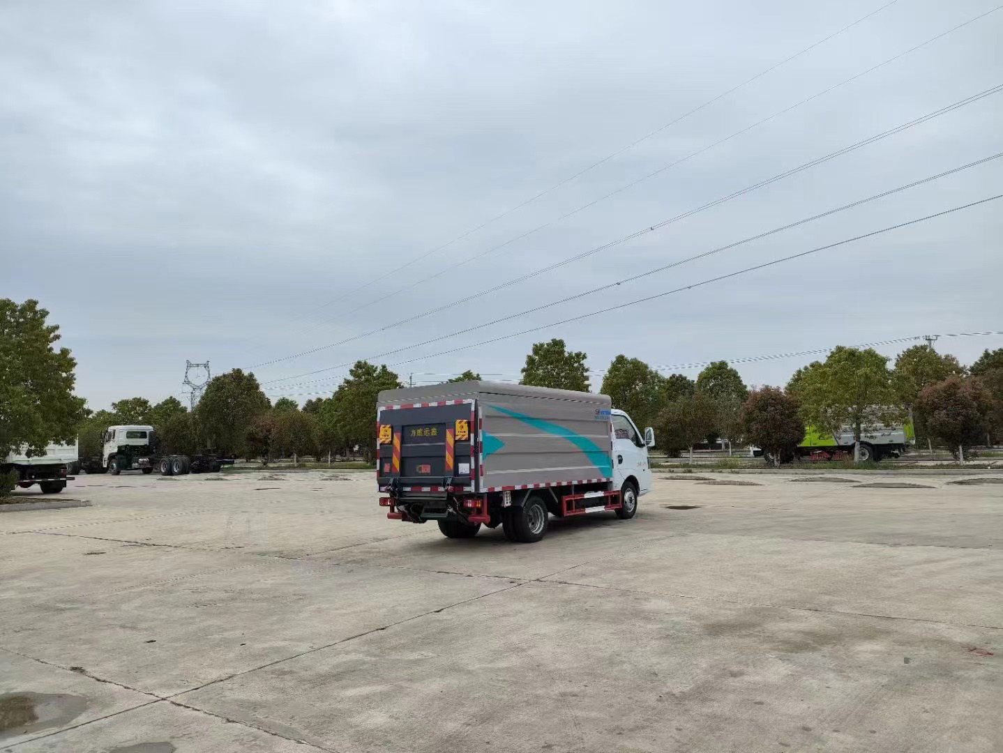 東風途逸4.5噸純電動桶裝垃圾車圖片4