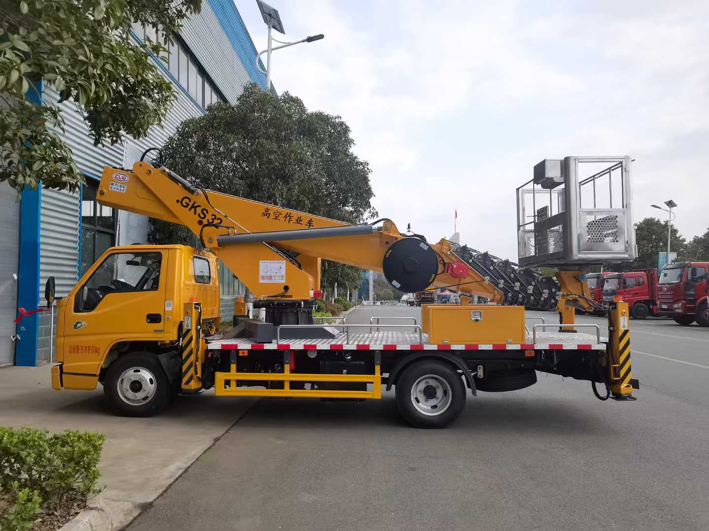 江鈴順達32米直臂高空作業(yè)車圖片3