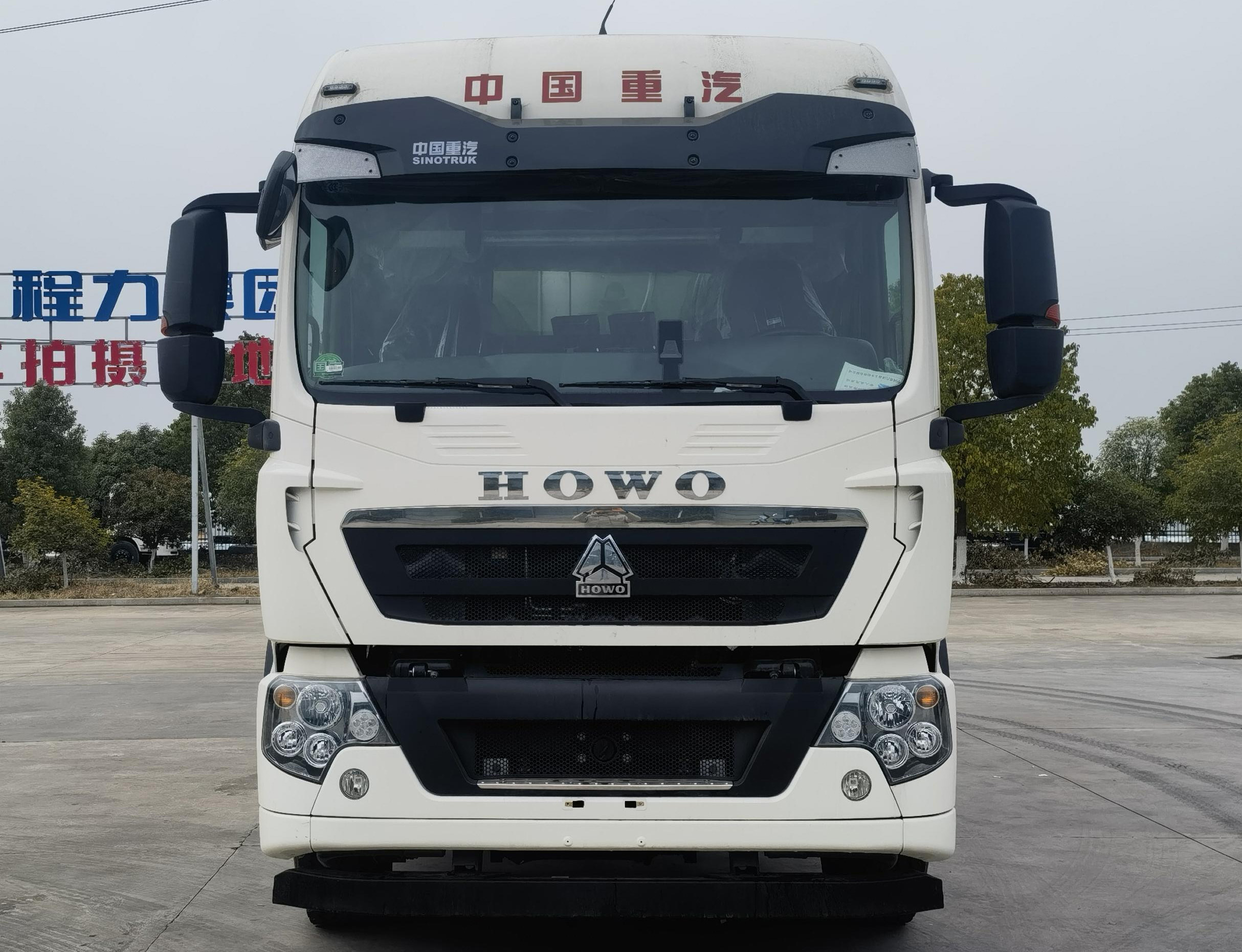 重汽豪沃后雙橋同步碎石封層車(chē)圖片2