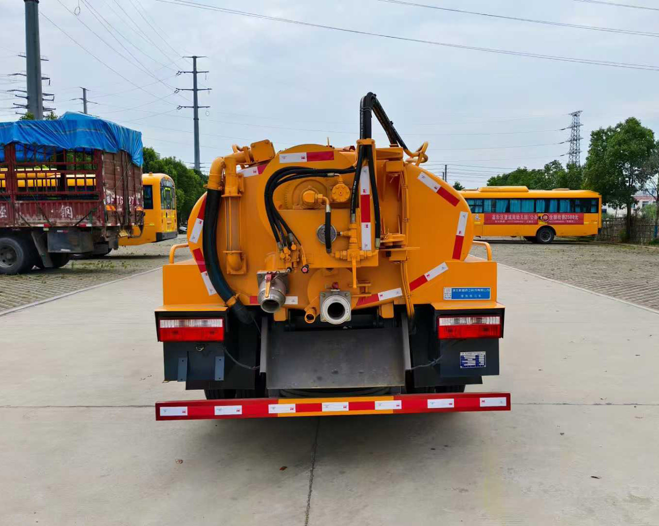 東風途逸藍牌1.24方清洗吸污車圖片5